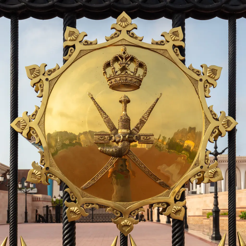 Emblema de Omán en las puertas del Palacio Al Alam, Muscate