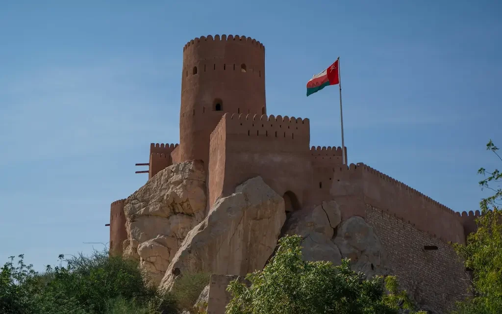 La bandera del Sultanato de Omán: Historia, significado y curiosidades